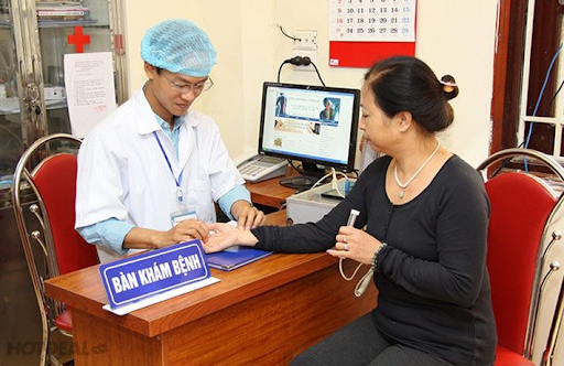bắt mạch thăm khám bệnh nhân