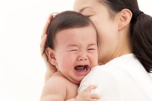 Trẻ sơ sinh bị táo bón phải làm sao? Mẹ đừng lo với các mẹo sau