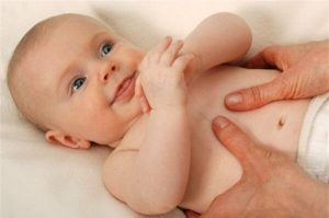 Mách mẹ thử ngay cách xoa bụng để chữa táo bón cho trẻ