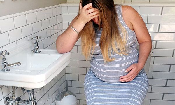 Mẹ bầu lưu ý: Bà bầu bị táo bón có dùng được thuốc thụt không?