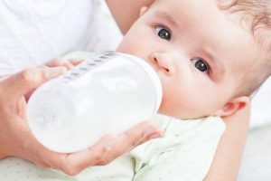 Trẻ sơ sinh bú sữa mẹ bị táo bón thì nên uống sữa gì?