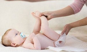 Mẹ nên cân nhắc: Trẻ sơ sinh bị táo bón có nên thụt không?