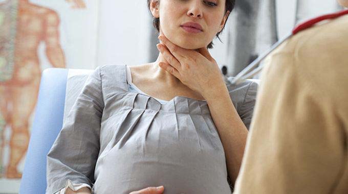 Bà bầu bị viêm amidan có nguy hiểm không? Cách chữa bệnh