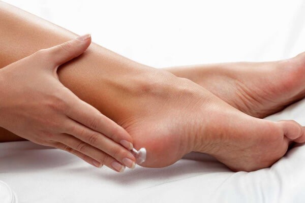Bà bầu bị nứt chân phải làm sao để nhanh khỏi?