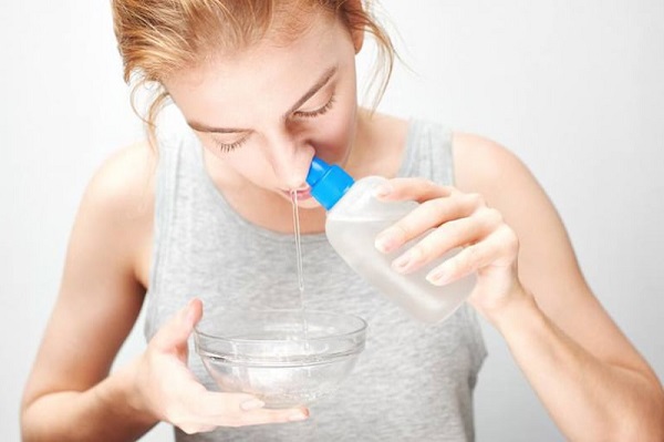 Nắm lòng bàn tay: cách chữa viêm xoang bằng nước muối