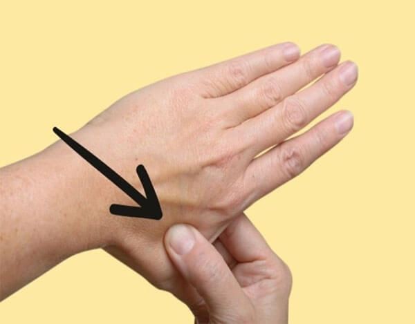 Huyệt Hợp Cốc chữa táo bón