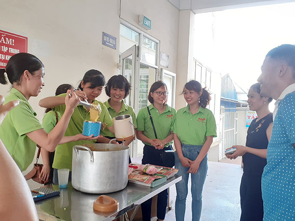 Nồi cháo từ thiện - Đem yêu thương tới cho mọi nhà