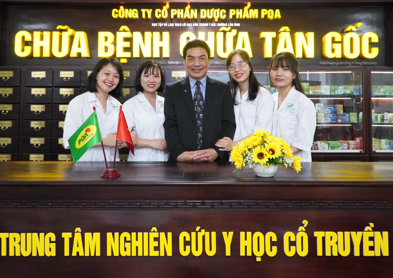 dược sĩ chụp ảnh cùng chuyên gia