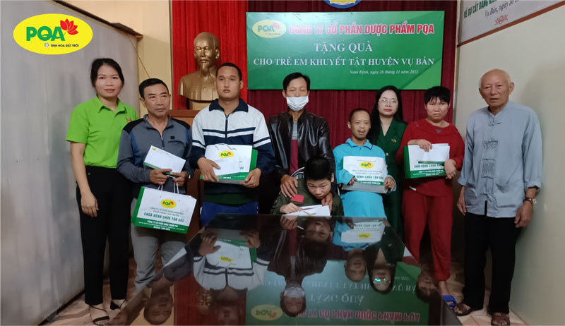 dược phẩm pqa trao quà cho các em có hoàn cảnh khó khăn