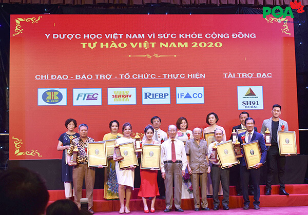 Hình ảnh các doanh nhân, doanh nghiệp cùng lên nhận Giải thưởng Cống hiến 