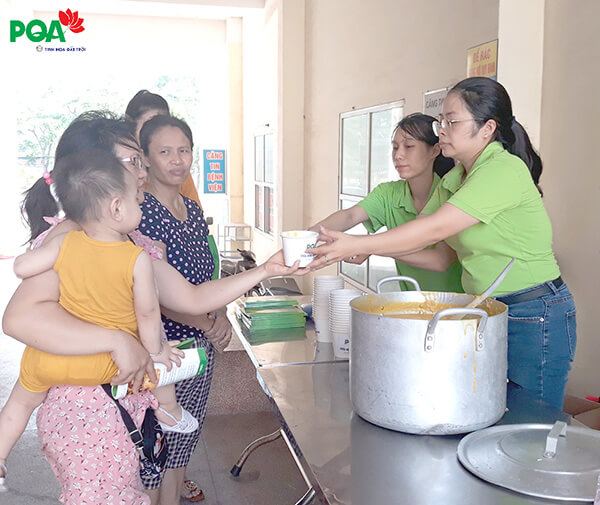 Dược phẩm PQA phát cháo từ thiện