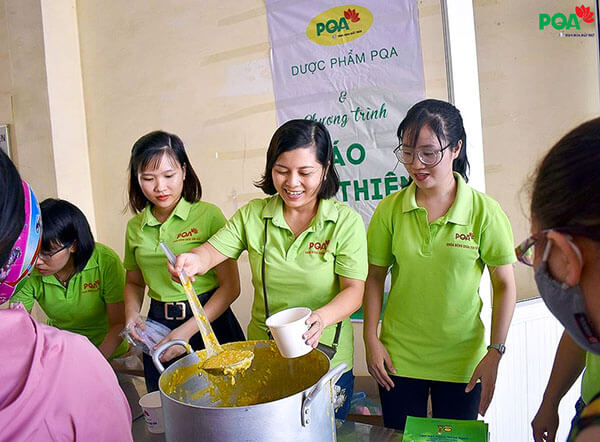 Dược phẩm PQA phát cháo từ thiện