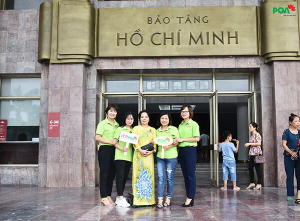 Trước cửa bảo tàng Hồ Chí Minh 