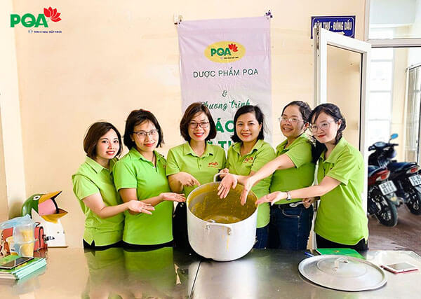 Dược phẩm PQA phát cháo từ thiện