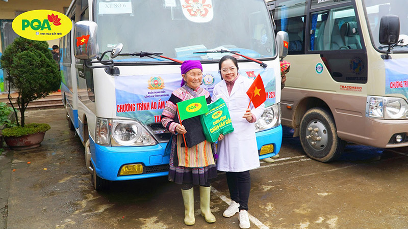 Người dân huyện Bắc Hà rất vui vì được thăm khám và cấp phát thuốc miễn phí