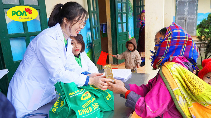 Dược sĩ Trần Thị Quỳnh trực tiếp thăm khám và phát thuốc cho người dân tại địa phương huyện Bắc Hà