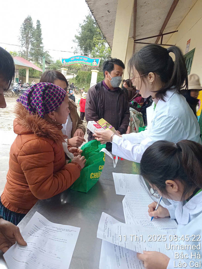 Các Dược sĩ PQA tiến hành thăm khám và phát quà cho người dân huyện Bắc Hà