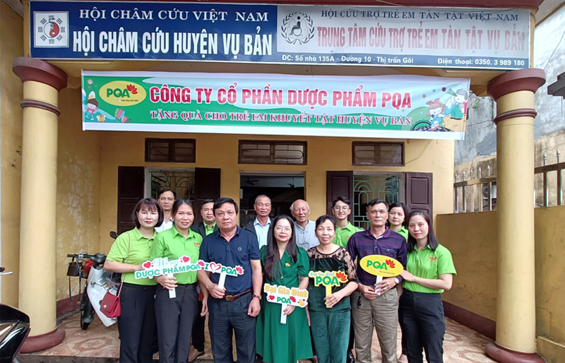 cán bộ huyện chụp ảnh cùng dược phẩm pqa