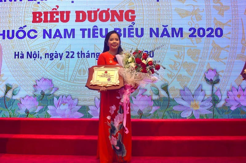 Bà Trần Mỹ linh lên nhận giải thưởng doanh nghiệp sản xuất thuốc nam tiêu biẻu