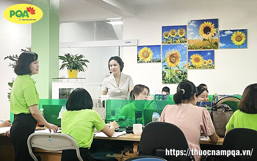 nhân viên pqa trả lời câu hỏi của giáo viên