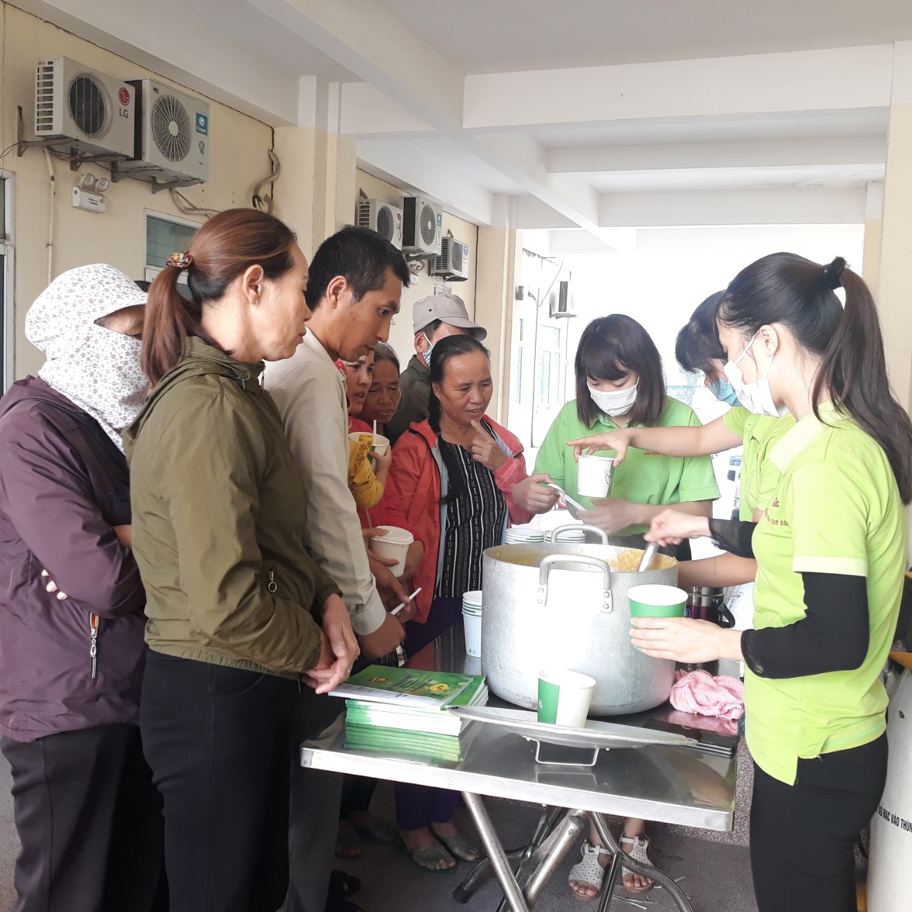 dược phẩm pqa phát cháo từ thiện tháng 12 - 3
