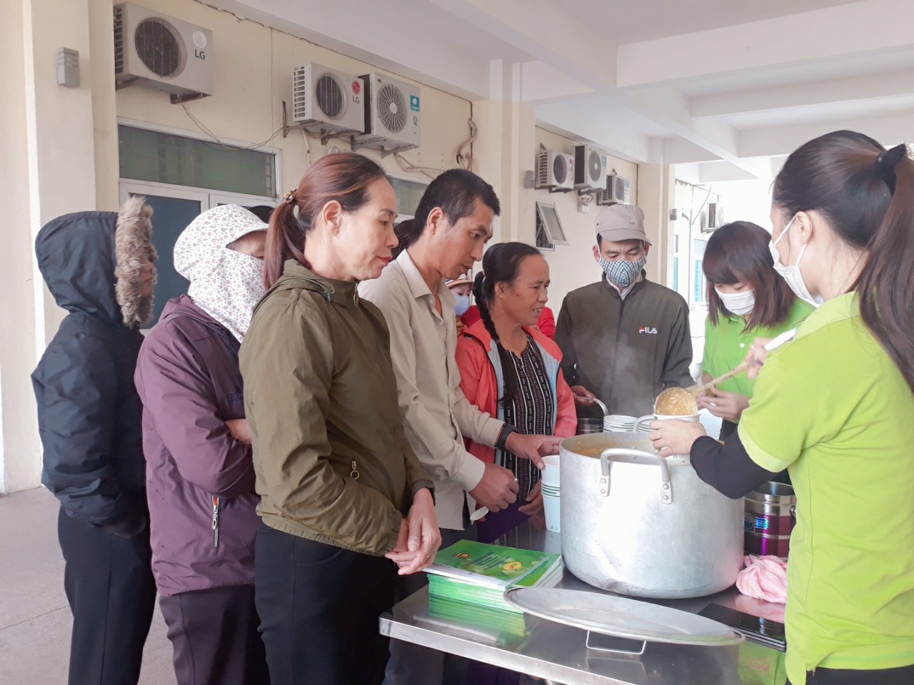 Những hình ảnh đẹp làm ấm lòng người trong buổi từ thiện