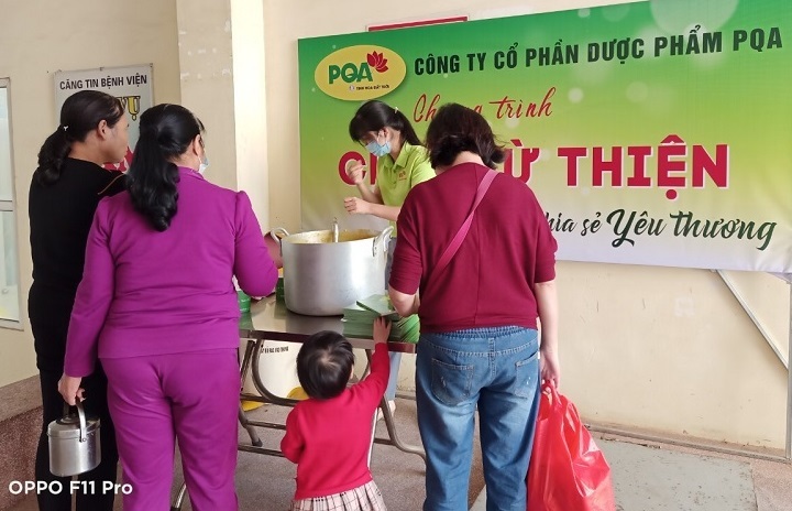 phát cháo từ thiện