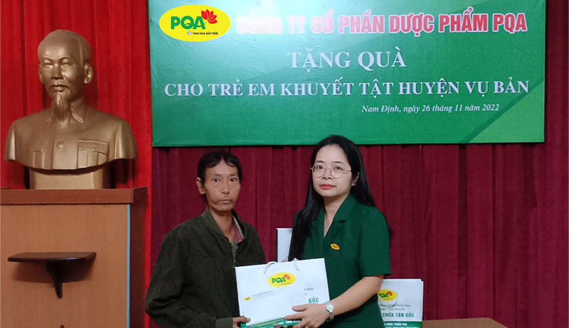 pqa trao quà cho các gia đình khó khăn